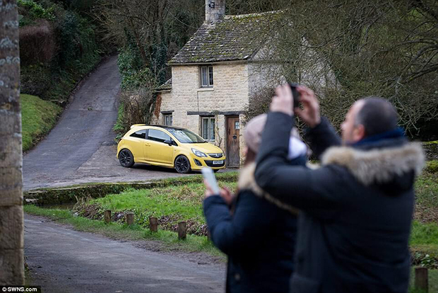 Yellow fever: Hundreds of brightly coloured yellow cars descend on idyllic Cotswold village